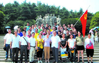 Group party members in Nanjing cherish the memory of martyrs
