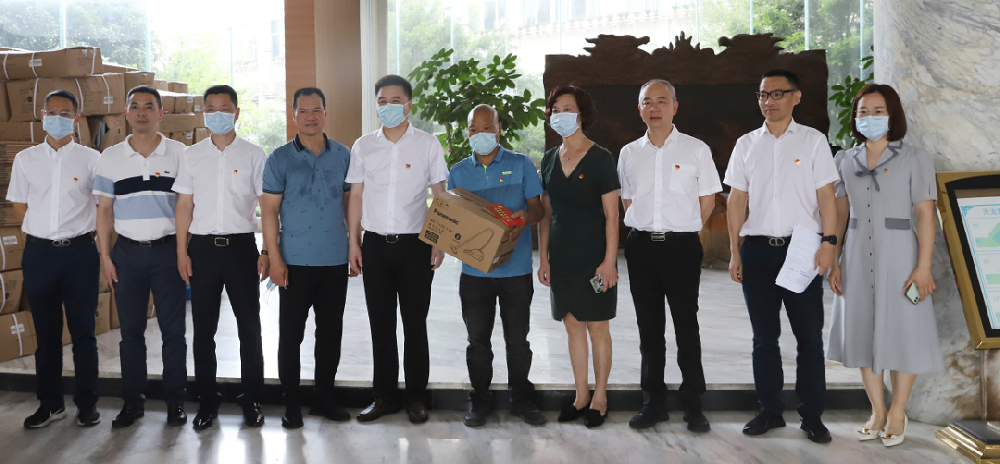 July 1st party building day | Longwan District Mayor Xia Yucai visited Tianlong tennis to express condolences to Party members in difficulties