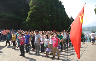 Jinggangshan relives the oath of joining the party in memory of revolutionary martyrs